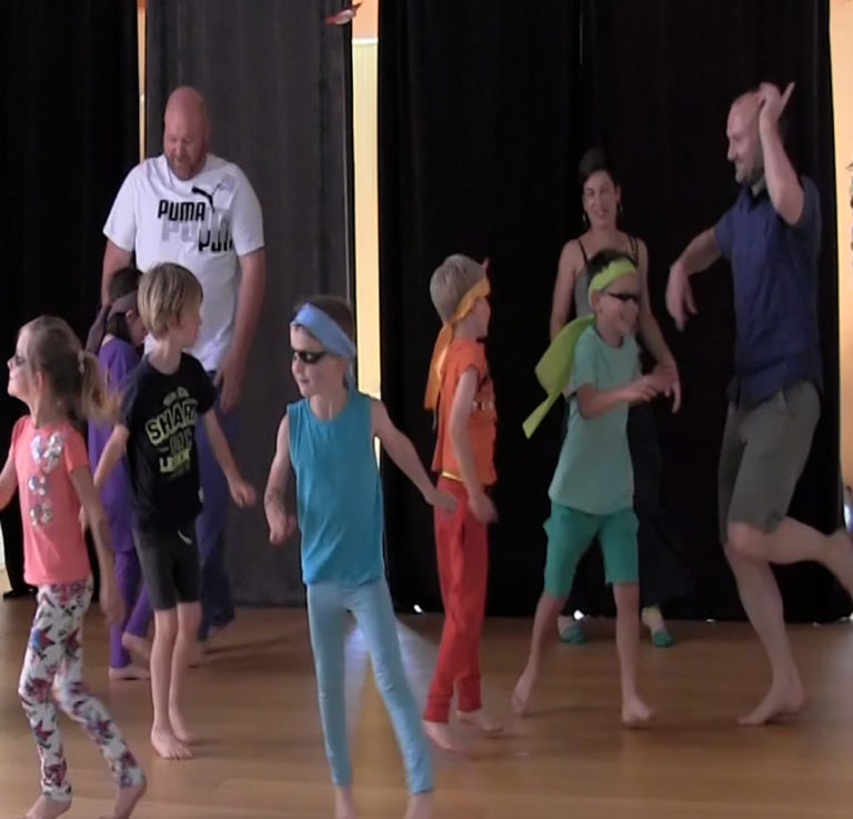 les parents sont invités à danser avec leurs enfants ninjas la danse de la joie