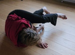Marie danse au sol