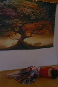 Karine danse au pied de l'arbre